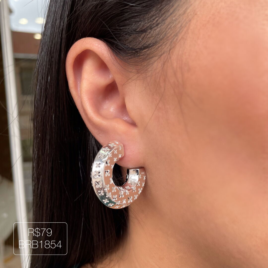 Argola Puff V@n Cleef Vazada Lisa Prateada